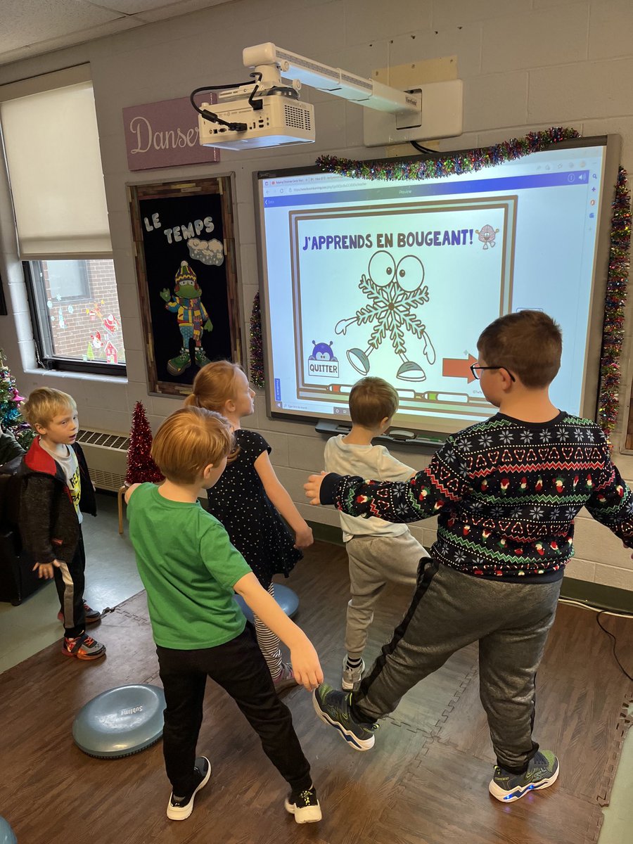 BCEMorrisEFI's tweet image. On apprend en bougeant. ❤️#learningthroughmovement #letters#sounds ⁦@beachycoveelem⁩