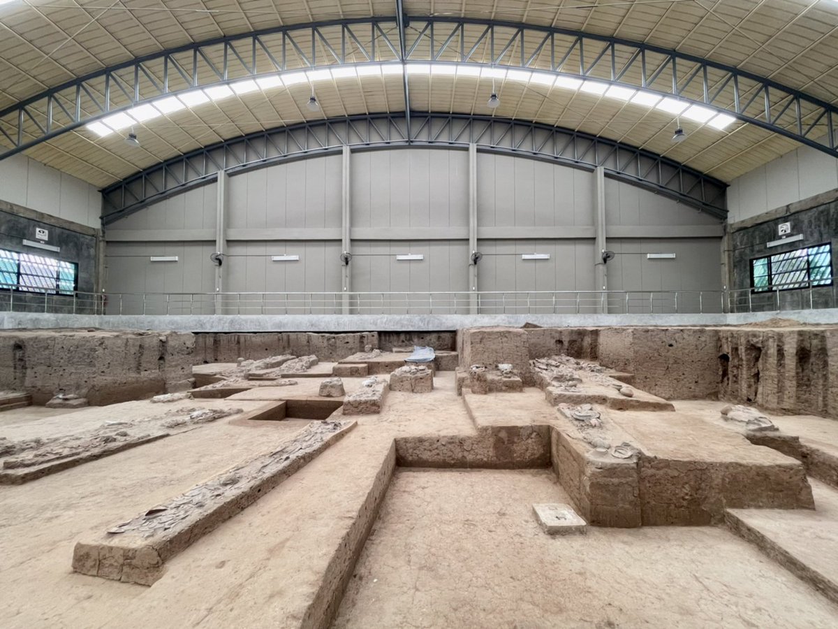 dejdanaisupa's tweet image. สุพรรณบุรีกำลังจะมี Site Museum ทางโบราณคดีแห่งใหม่ (แต่ขุดกันมานานแล้ว 555) 

"หนองราชวัตร" แหลงโบราณคดีสมัยหินใหม่ที่พบหลุมฝังศพกว่า 250 ร่างนั่นเอง

กรมศิลปากร จัดสร้างอาคารครอบกลุ่มหลุมฝังศพ คาดว่าจะเปิดได้ในเร็วๆ นี้

ภาพ: สำนักศิลปากรที่ 2 สุพรรณบุรี
facebook.com/permalink.php?…