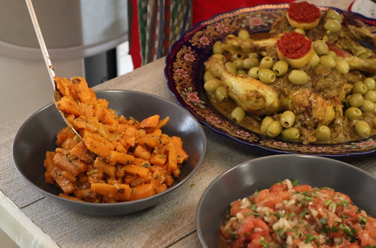 episourire's tweet photo. Mercredi 30 novembre, nous avons savouré les recettes marocaines d'Amal. 
Au menu : Une salade de tomates et d'oignons, une salade de carottes aux épices et pour finir, un poulet aux olives. Le tout accompagné d'un verre de thé à la menthe https://t.co/eUuTe0E3mD