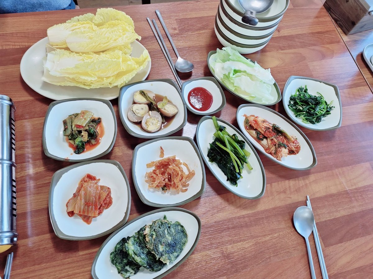 bo6ta9's tweet photo. 주문진에 있는 칠공주 불고기집을 추천합니다. 사장님의 맛갈스러운 밑반찬이 너무나 맛있어요.
텃밭에서 직접기른 야채로 반찬을 만들고 막국수도 맛있는데 먹기 바빠서 사진을 놓쳤네요. 아쉬워라~~~
#주문진 식당 #칠공주 불고기 #맛있는 식당 https://t.co/1LKnY1XUhR