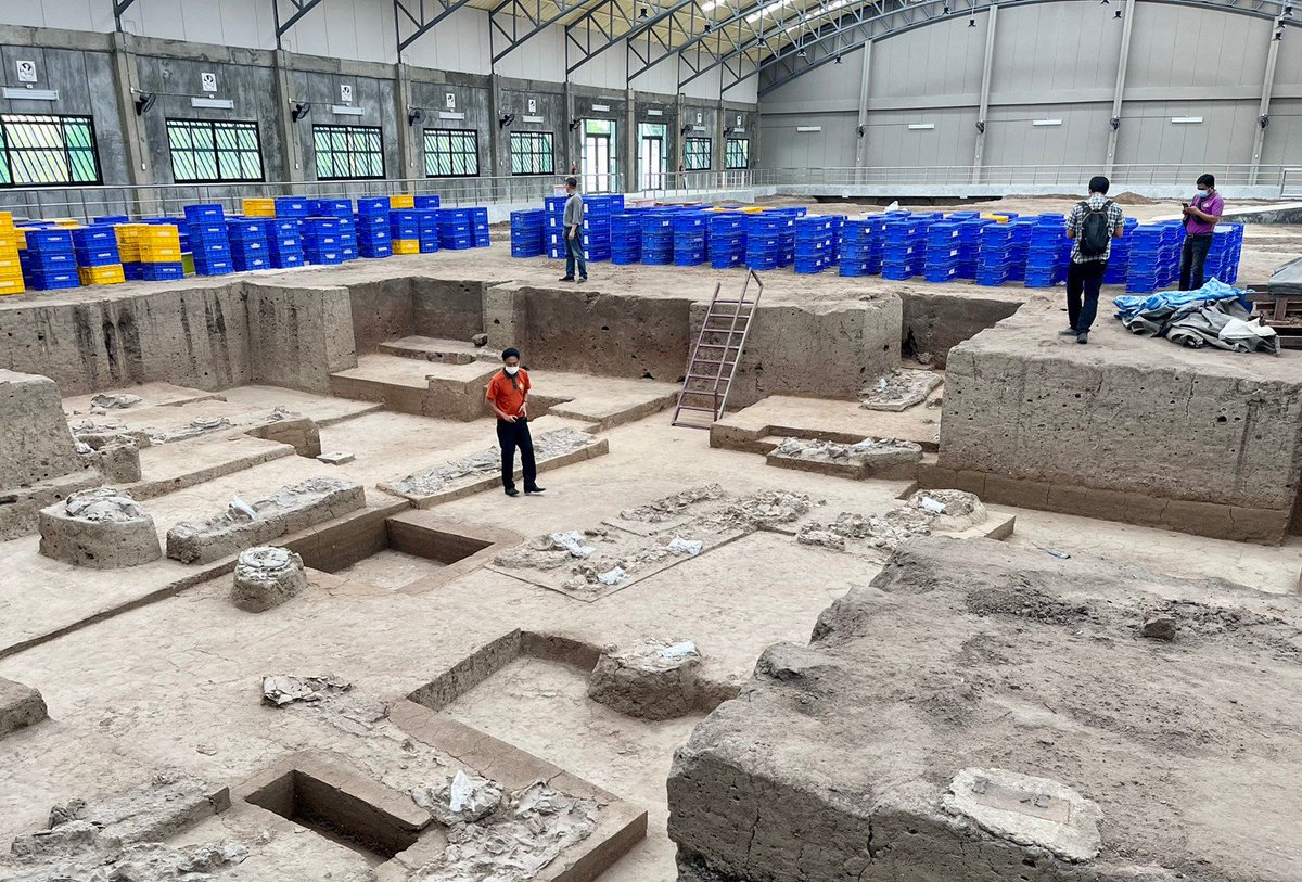 dejdanaisupa's tweet image. สุพรรณบุรีกำลังจะมี Site Museum ทางโบราณคดีแห่งใหม่ (แต่ขุดกันมานานแล้ว 555) 

"หนองราชวัตร" แหลงโบราณคดีสมัยหินใหม่ที่พบหลุมฝังศพกว่า 250 ร่างนั่นเอง

กรมศิลปากร จัดสร้างอาคารครอบกลุ่มหลุมฝังศพ คาดว่าจะเปิดได้ในเร็วๆ นี้

ภาพ: สำนักศิลปากรที่ 2 สุพรรณบุรี
facebook.com/permalink.php?…