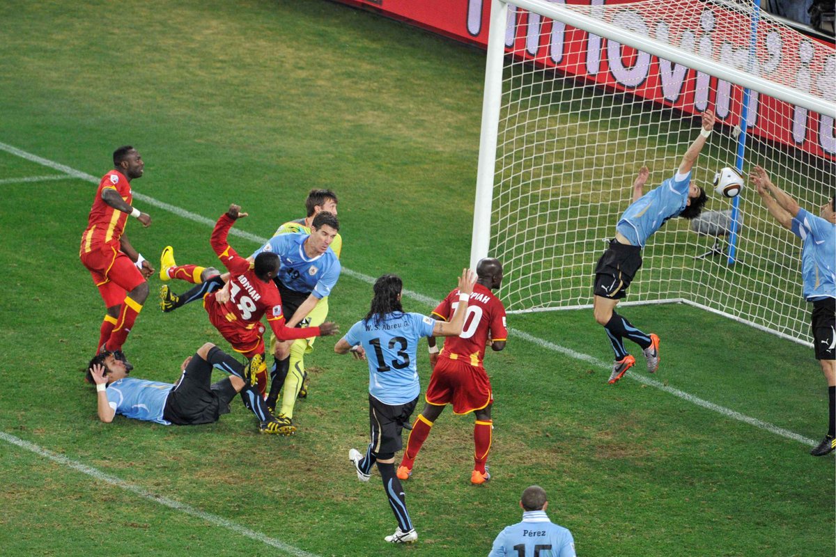 ActuFoot_'s tweet photo. Luis Suarez : « Je n'ai pas à m'excuser pour ma main en 2010. J'ai fait main, j'ai été expulsé, le Ghana a tiré le penalty et l'a manqué. Je n'ai fait aucune erreur. » 🇺🇾🇬🇭 https://t.co/d24xSXfNSh