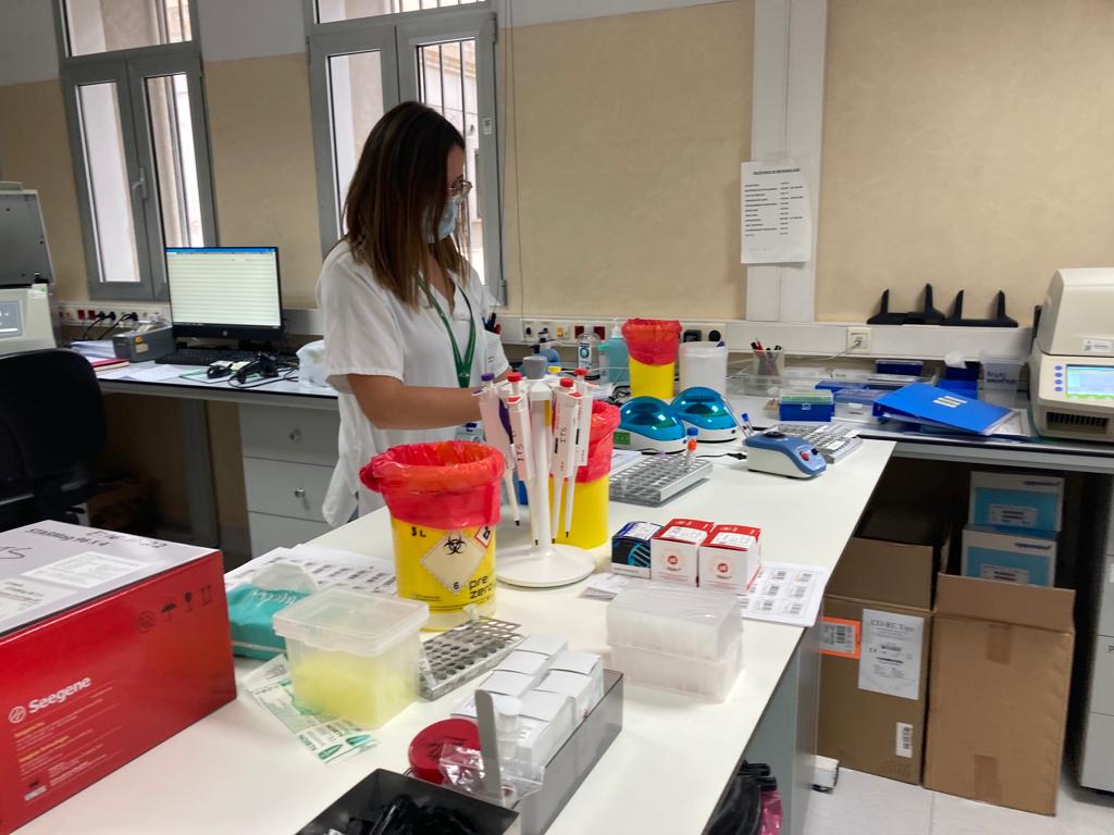 hospital_hvn's tweet photo. En el #DiaMundialdelSIDA os contamos el abordaje integral en diagnóstico precoz, tratamiento y seguimiento de personas con #VIH
Trabajamos en equipo con Urgencias, Microbiología y Enfermedades Infecciosas para dar la mejor atención y erradicar este virus
🏥https://t.co/ogTsAaqVPR https://t.co/5eOS7SL37K