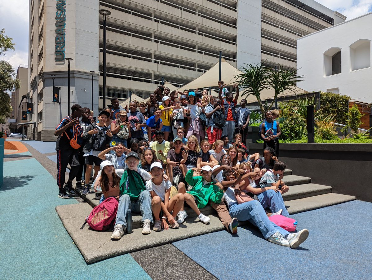 FrenchSchoolZA's tweet photo. Dans le cadre d'un projet qui concerne plusieurs établissements en Afrique, les élèves de 4ème sont sortis dans le CBD pour un reportage photographique et se réapproprier leur ville qu'ils présenteront à d'autres établissements. 
@FrenchEmbassyZA @Irf_Zaao https://t.co/HrVcSufwdA
