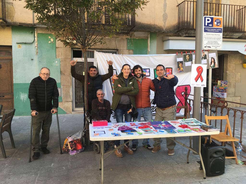 Fund_Acollida's tweet photo. Estima o estigma? Tu decideixes. 
Aquest lema d'Acollida i Esperança ens il·lumina en el #DiaMundialdelaSIDA per seguir la lluita contra l'estigma i la discriminació del VIH, una lluita compartida #zeroVIH i #zeroestigma. 
Avui hem sortit al carrer a #Badalona i La Bisbal. https://t.co/eghELlxVKK