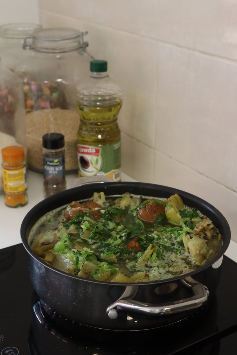 episourire's tweet photo. Le projet photo de Marielys Lorthios continue ! 
En ce début de semaine, les odeurs persanes parfumaient la cuisine d'Epi'Sourire. Au menu : Le Khoresh Karafs, un plat à base de céléri et de persil. https://t.co/wW2bXuyWHw