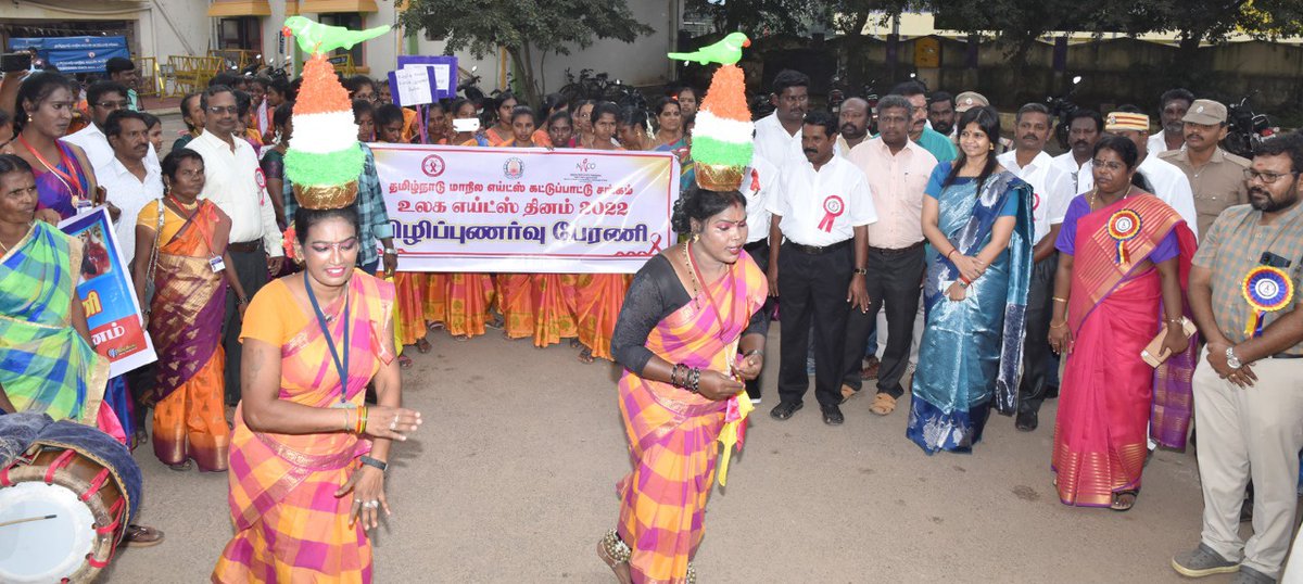 CollectorTVR's tweet photo. திருவாரூர் புதிய இரயில் நிலையத்தில் உலக எய்ட்ஸ் தினத்தை முன்னிட்டு உலக எய்ட்ஸ் தின விழிப்புணர்வு கையெழுத்து இயக்கத்தை  தொடங்கி வைத்து , கலைக்குழுவினர் நடத்திய எய்ட்ஸ் விழிப்புணர்வு கலைநிகழ்ச்சியினை பார்வையிட்ட நிகழ்வு #Collectorthiruvarur https://t.co/7ntiv5P761