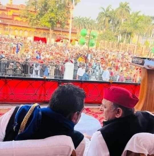 रामपुर उप चुनाव में आजाद समाज पार्टी के राष्ट्रीय अध्यक्ष मा.चंद्रशेखर आजाद और समाज  वादी पार्टी के राष्ट्रीय अध्यक्ष मा. अखिलेश यादव रैली में