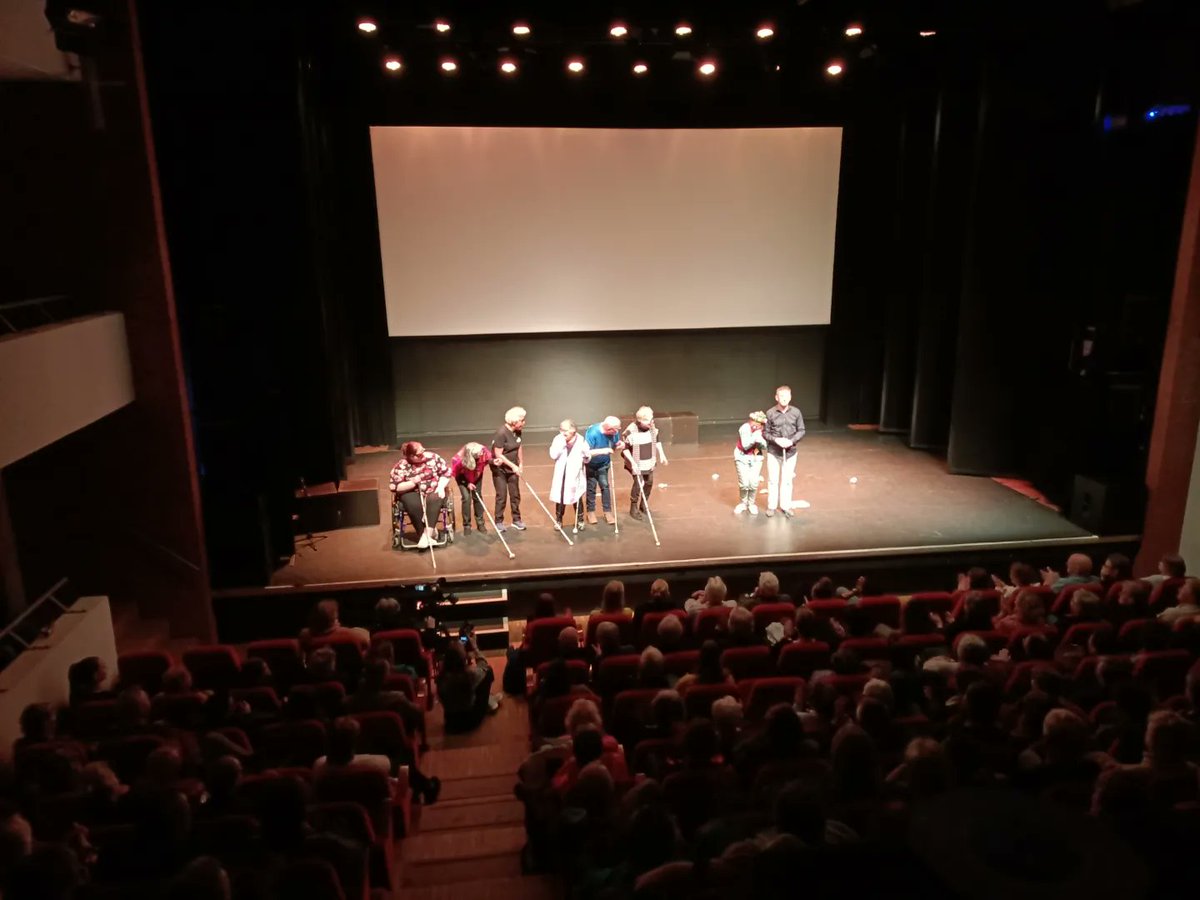 balangereis's tweet photo. Zeer succesvolle première van 'Ik pas!', de nieuwe voorstelling van Theater Wirwar, gisterenavond in een uitverkocht Gigant te Apeldoorn.
Mooi gespeeld, goed nagesprek met publiek en positieve reacties.
#Wirwar #TheaterWirwar #NAH #NietAangeborenHersenletsel #Gigant #Apeldoorn https://t.co/IvQmZ29DU9