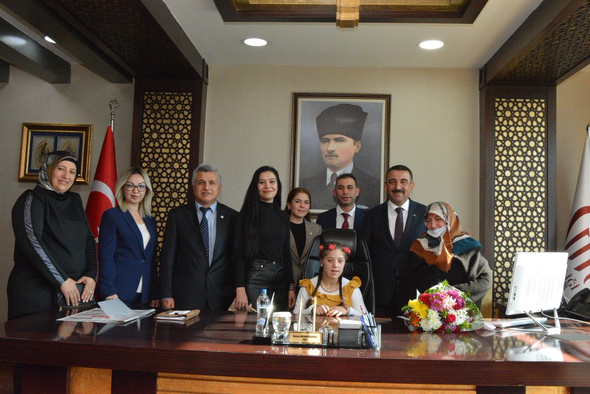 Valimiz Osman Hacıbektaşoğlu,'3 Aralık Dünya Engelliler Günü' dolayısıyla Şeymanur Kızımızı, Türkiye Beyazay Derneği Siirt Şube başkanı İsmail Dülek ve dernek üyelerini misafir etti.

Şeymanur Kızımızla özel ilgilenen Vali Hacıbektaşoğlu, sevincini paylaştı.❤️💐