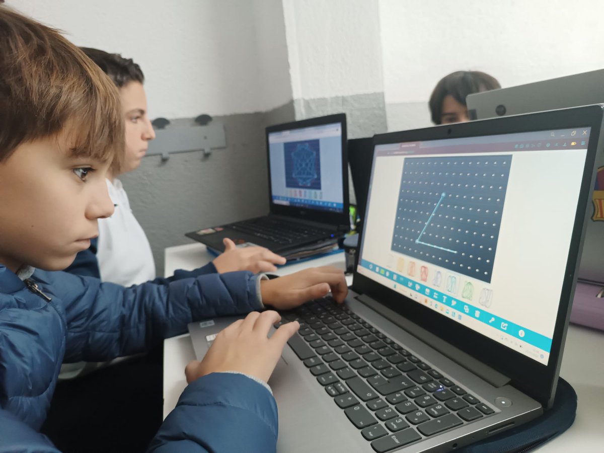 CEM1931's tweet photo. | ESO |
L' alumnat de 1r de l'#ESO fan servir el geeoplà per observar el nombre de diagonals de diferents polígons, amb el suport de l'#ONMAT 👩🏼💻👨🏽💻
@tekmaneducation
#educacio #somcem #Mollet https://t.co/fUvNln1j2c