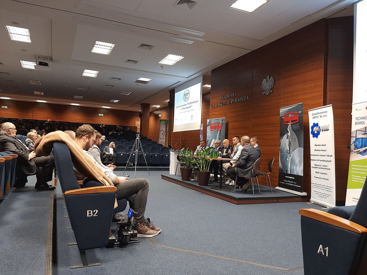 MonikaBlaszyk's tweet photo. Oprócz aktywnego udziału w panelach dyskusyjnych, #EneaOperator przygotowała również stanowisko #VR dla uczestników konferencji w #Gorzów. Można przenieść się do Głównego Punktu Zasilającego (GPZ) i sprawdzić na czym polega praca elektromontera 👷‍♀️👷 
#WirtualnaRzeczywistość https://t.co/KF7sK2rWWf