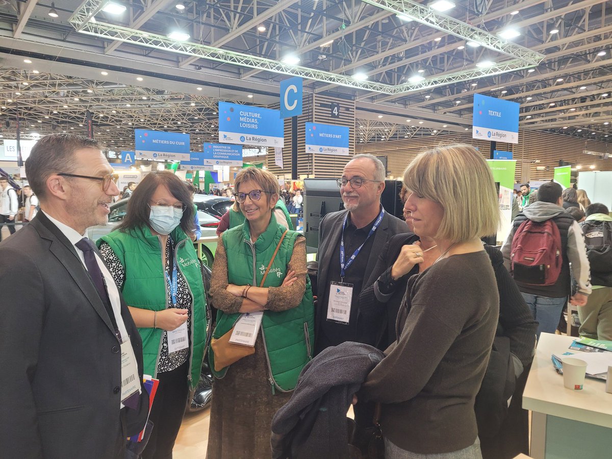 FNTR_AURA's tweet photo. Séverine MICHAUD Présidente de la FNTR AURA accompagnée des ses partenaires de l'AFTRAL et de L'OPCO, accueillent Sur le stand du mondial des métiers Jacques 
 BLANCHET Vice-président à la formation professionnelle Région AURA et confirment les 50000 emplois à pourvoir en AURA. https://t.co/sj60vDDv9X