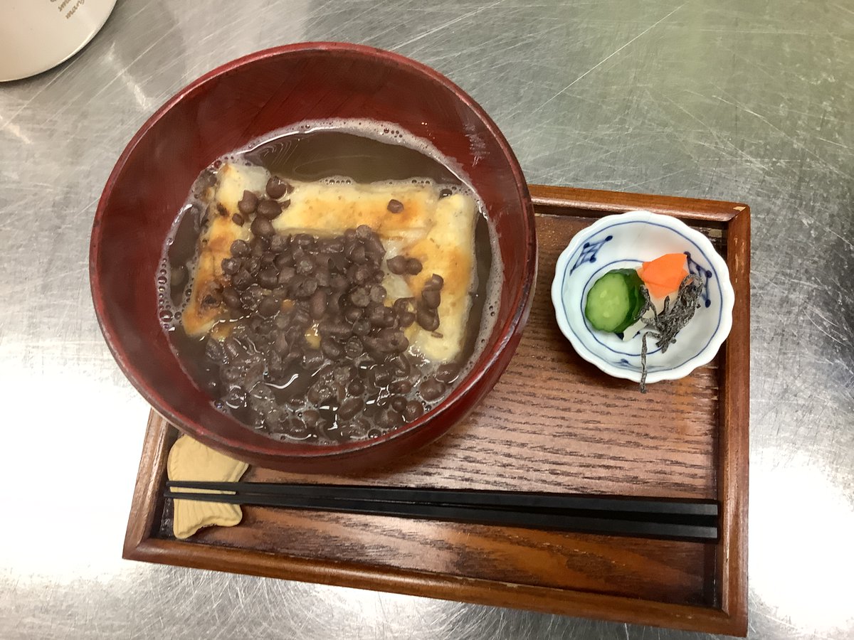 manekinekoampo's tweet photo. 【ぜんざいの季節です】
今日は冷えますね。明日もこんな感じかな。招き猫餡舗では只今、冬のあったかおやつ『ぜんざい』をパワープッシュ中。香ばしく焼き上げた豆餅と、あつあつ餡スープの幸せコンボ。ぜひ一度、お試しくださいませ。#MARKINTON のポップアップもやってます。こちらも要チェックで♪ https://t.co/fuQqXQbj1h