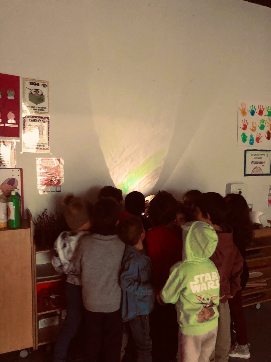 aysebilgin37's tweet photo. Master Kids “Çevremde Sanat” Renkler Nereden Gelir? Doğadan Edindiğimiz Materyaller İle Renk Kartelası Üzerinde Eşleştirme Çalışması Yaptık. #masterkids #bkokuloncesi #heranımdabahcesehir #bahcesehirkoleji https://t.co/PfC4Ue54tz