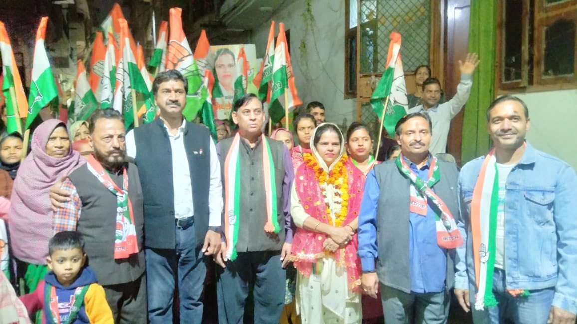 mudit_aggarwal's tweet photo. दिल्ली नगर निगम चुनाव में वार्ड धीरपुर से कांग्रेस उम्मीदवार मिथलेश मलिक जी के साथ राउंड लिया। इस दौरान सुरेंद्र मलिक जी और सैकड़ों लोग मौजूद रहे। #MCDElections2022 https://t.co/UcL4JS6Vy7