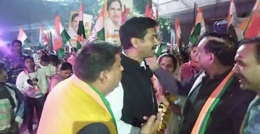 mudit_aggarwal's tweet photo. दिल्ली नगर निगम चुनाव में वार्ड धीरपुर से कांग्रेस उम्मीदवार मिथलेश मलिक जी के साथ राउंड लिया। इस दौरान सुरेंद्र मलिक जी और सैकड़ों लोग मौजूद रहे। #MCDElections2022 https://t.co/UcL4JS6Vy7