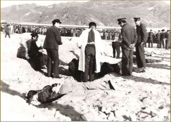 刘原：我无法遗忘那些故乡文革往事：母子俩被赶进大坑活埋，造反派命儿子趴母亲身上，意即乱伦，儿子愤然跃出，说受不了这样的死，被造反派用梭枪刺入，一拔，血肺尽出，一脚踢入坑里活埋。还有一个国内拔尖鉴矿工程师，全家灭门。不少人说我乡情淡漠，没错，我无法爱上这样的故乡！