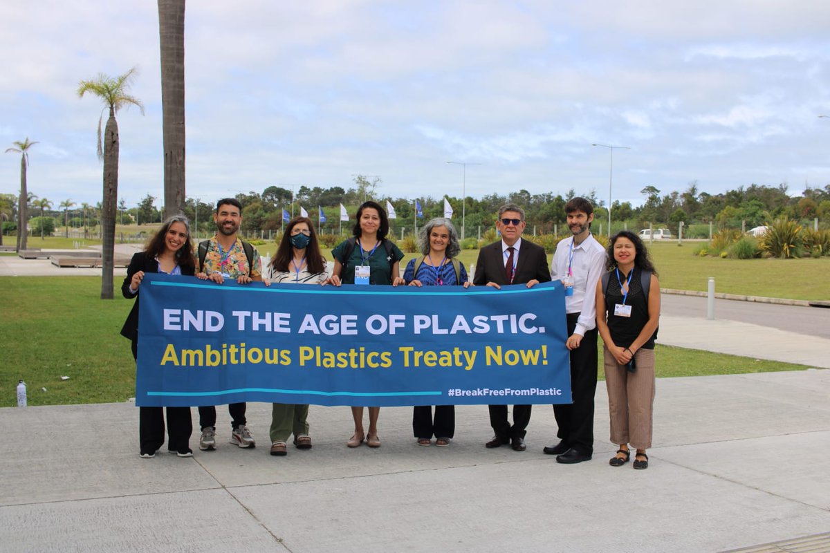 brkfreeplastic's tweet photo. LOOK: #BreakFreeFromPlastic members at #INC1 #PlasticsTreaty with newly-elected chair of INC - Gustavo Meza-Cuadra (@gustavomezacua1) from Peru. https://t.co/jQqvXrE9xd