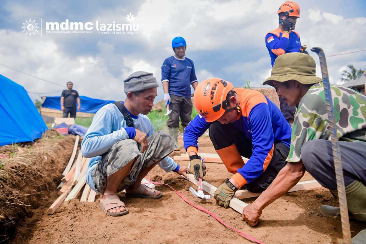 Relawan itu tugasnya membantu... keterlibatan masyarakat sangat penting... krn masyarakatlah aktor utama untuk bangkit... Relawan Muhammadiyah selalu terpanggil untuk membantu masyarakat..
<a href="/MDMCIndonesia/">Muhammadiyah Disaster Management Center</a> <a href="/LAZISMU/">Lembaga Zakat Nasional - LAZISMU</a> <a href="/MDMCDIY/">MDMC DIY</a> 
#Muhammadiyah