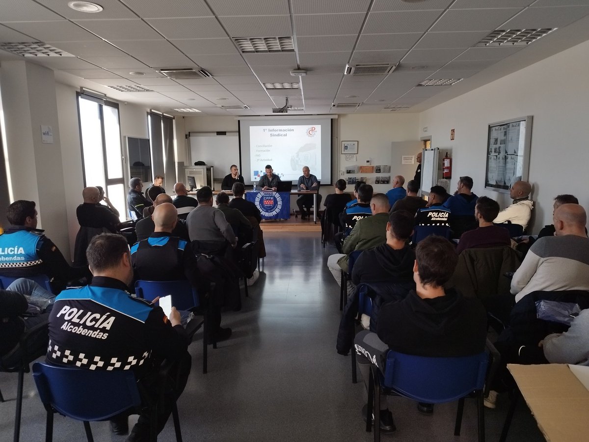 AlcobendasCppm's tweet photo. Los afiliados, interesados en la situación actual, y las medidas a tomar por el incumplimiento del gobierno del @ALCBDS_Ayto
Juntos x nuestros derechos, porque unidos somos más fuertes
 @PSOEAlcobendas
@AitorRetolaza @PPAlcobendas @Pod_Alcobendas @vox_alcobendas 
@sindicatocppm https://t.co/Kegk4fwUHT
