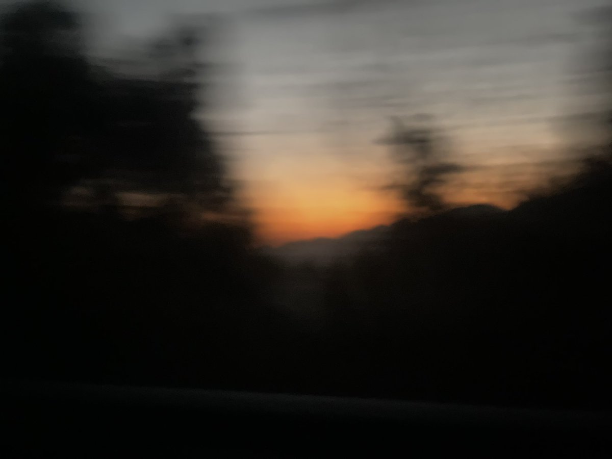 夕阳很好看，可惜我拍了个糊糊 https://t.co/Le1FLuhc5q