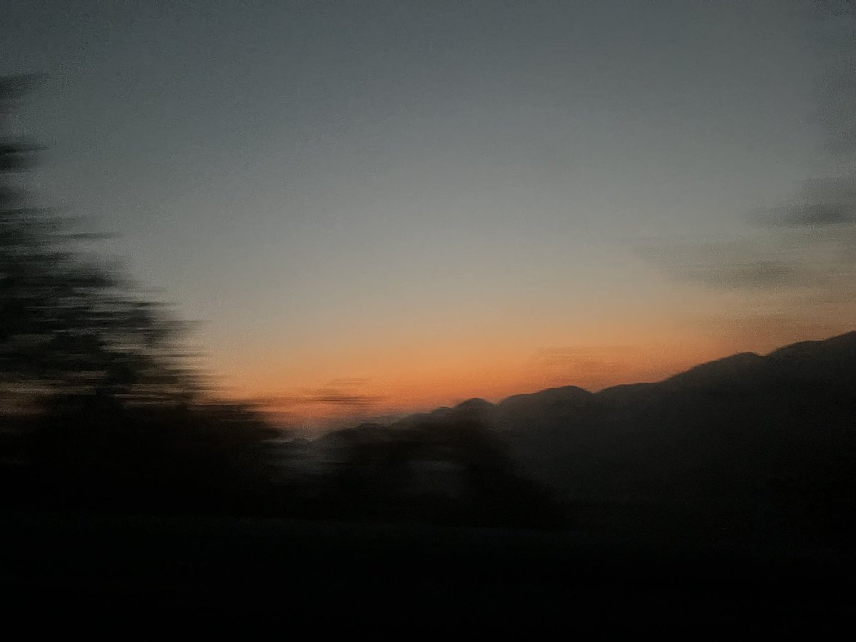 夕阳很好看，可惜我拍了个糊糊 https://t.co/Le1FLuhc5q