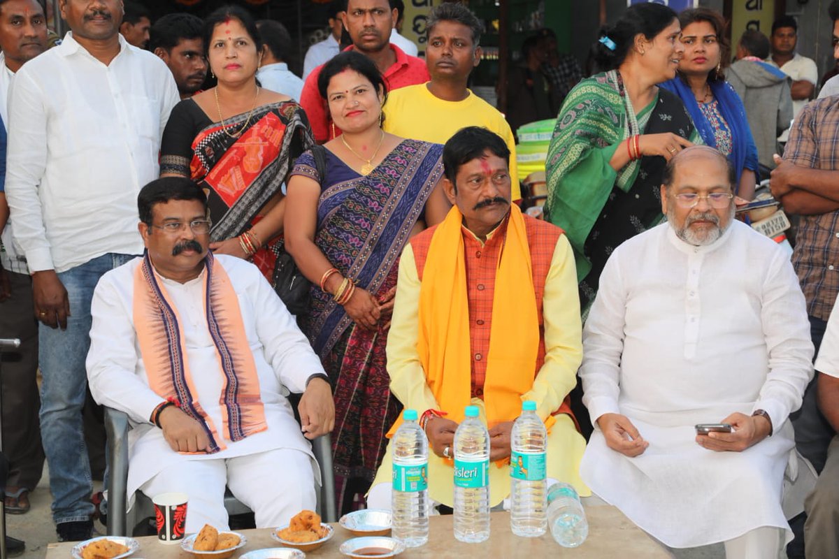 dpradhanbjp's tweet photo. ବରଗଡ଼ ଜିଲ୍ଲା ଦିପ୍ତିପୁର ସ୍ଥିତ ଚା’ ଦୋକାନରେ ଆମ ଦଳର ପ୍ରାର୍ଥୀ ପ୍ରଦୀପ ପୁରୋହିତ ଓ କାର୍ଯ୍ୟକର୍ତ୍ତାଙ୍କ ସହ ଚା’ ପିଇଲି । ଏହି  ଅବସରରେ ସ୍ଥାନୀୟ ଅଞ୍ଚଳ ସହ ଜଡ଼ିତ ବିଷୟରେ ଆଲୋଚନା ମଧ୍ୟ କଲୁ । https://t.co/ZV9H7F5tqi
