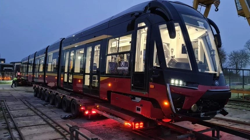 walasek_mateusz's tweet photo. Pierwszy tramwaj🚋 Moderus Gamma z nowej dostawy 30 szt. dotarł w nocy do Łodzi.  Teraz rozpoczną się jego testy. 
[zdjęcia: UMŁ] Więcej tu: https://t.co/GncpUnU1In
#zmieniamyŁódź #tramwaje #MPK #ModerusGamma #sprawdzonyradny https://t.co/9gYrOCgHkV