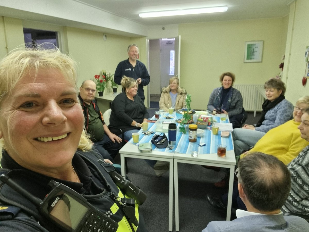 Wijkagentenspreekuur tijdens het koffiemomentje in de Wingerd, samen <a href="/p_kops/">Wijkregisseurs Waddinxveen</a> en <a href="/WoonpartnersMH/">Woonpartners MH</a>. Fijn dat steeds meer bewoners aansluiten.
#waddinxveen 
#wijkagenten
#wijkregie