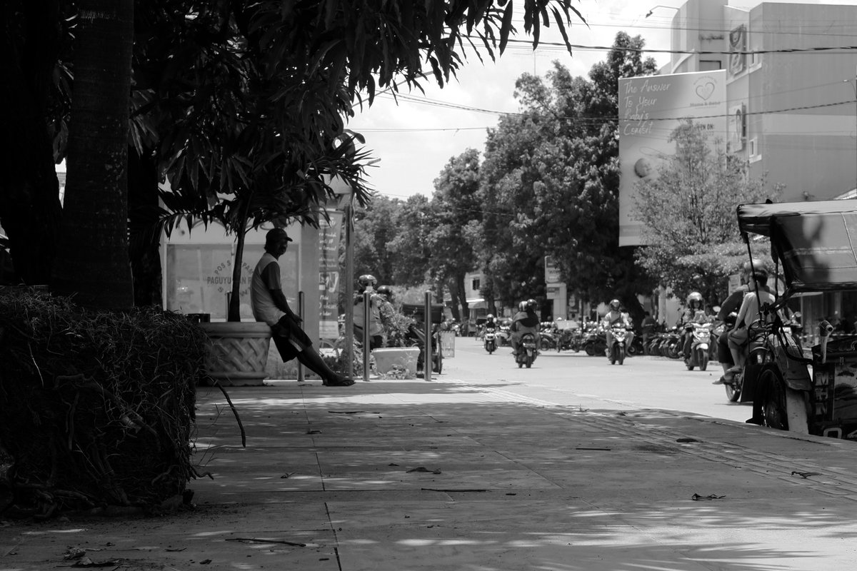 Under The Shade
#streetphotography #streetphoto #fujifilmxt200 #fujifilm_street   #streetsnappers #streetphotographyindonesia #bnwphotography #fujifilm_photography #fujifilm_id #bnwstreet #fotografiindonesia