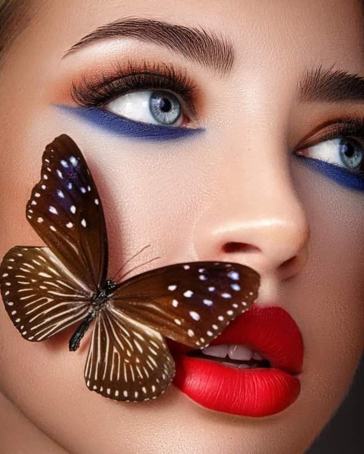 NynarAhmd's tweet photo. "نَسِيَتْ الإعراب عندما جاءَ اسمهُ وسط الجُملة ، أعربتهُ "حبيبًا " فطُردت من الصَّف وضحكَ الرِّفاق." 🦋🤭🖤 https://t.co/sW7rPjmr8W