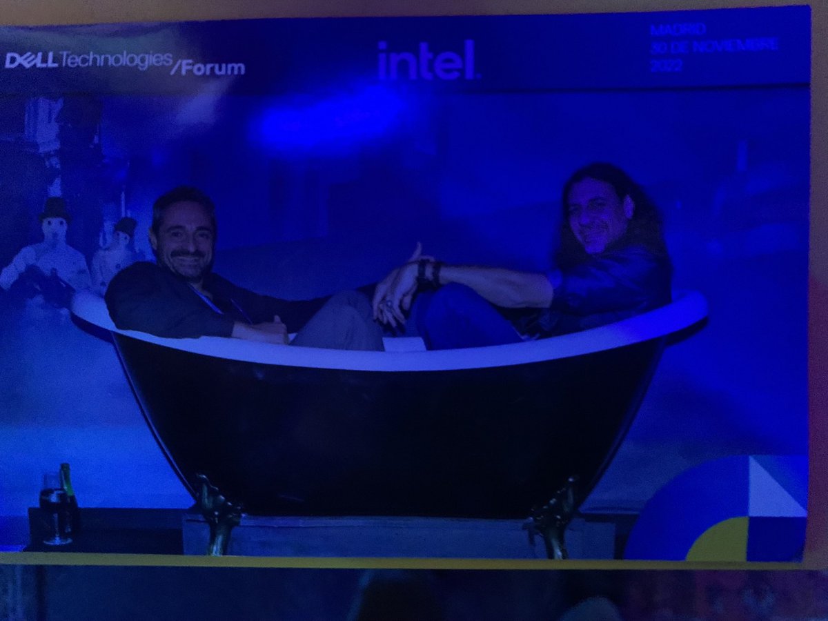 ¿Caben dos tíos de 1,92 en una bañera? Pues parece que si.. 😆😆 #delltechforum <a href="/DellTechSpain/">DELL Technologies España</a> <a href="/GlobbIT_ES/">GlobbIT</a> #transformación #it #tecnología #WAH