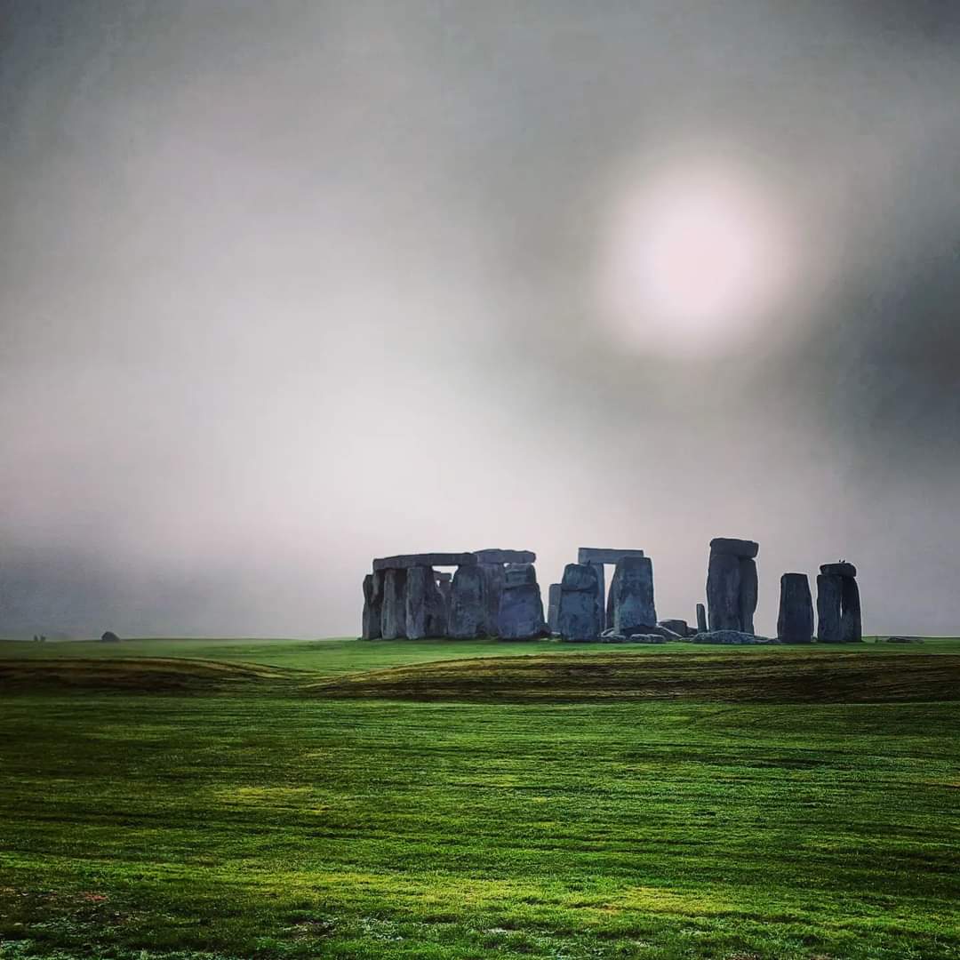 gavinwitha_g's tweet photo. An amazing morning spent with my guests at Stonehenge. The mix of the mist lifting and the sun coming out, created a very mystical feel... #stonehenge #gavinwithag #englishheritage #nationaltrust #prehistoricbritain #wiltshire #englandtourism #UK #mystical #bluebadgetouristguides https://t.co/sG5Fc4AK7D