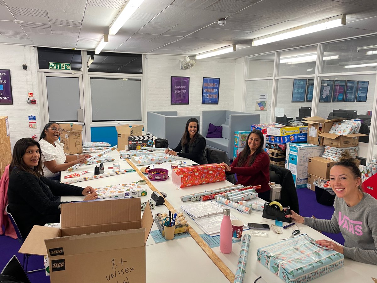 Young_Barnet's tweet photo. A massive THANK YOU to all our volunteers who have given up their time and helped wrap hundreds of gifts for disadvantaged children and young people in Barnet. We really couldn't do it without you! You can donate or get involved here - https://t.co/I06k3Jp57L
#LiveLocalGiveLocal https://t.co/4wa74hHsd1