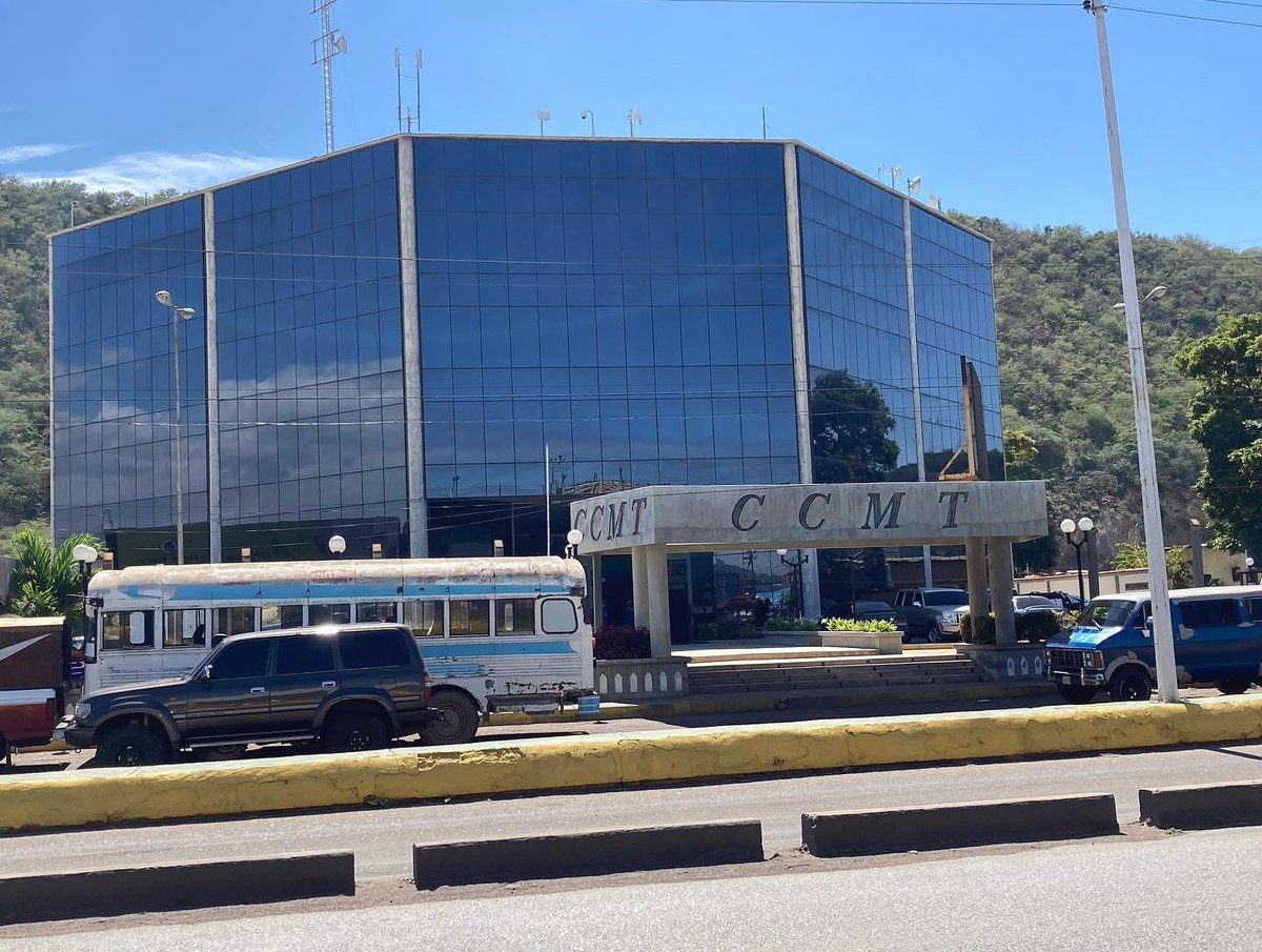 vendoenoriente1's tweet photo. En venta o alquiler Local en el CC CCMT, ubicado en la Av. Intercomunal, en el Sector Las Garzas de Lechería, Edo. Anzoátegui. Esta en el piso 2, tiene 107 M2, 2 AA, 3 ofic., 2B, línea de CANTV y ABA. #lecheria #bienesraices #Anzoátegui #localesenventa https://t.co/CShoocOL9g