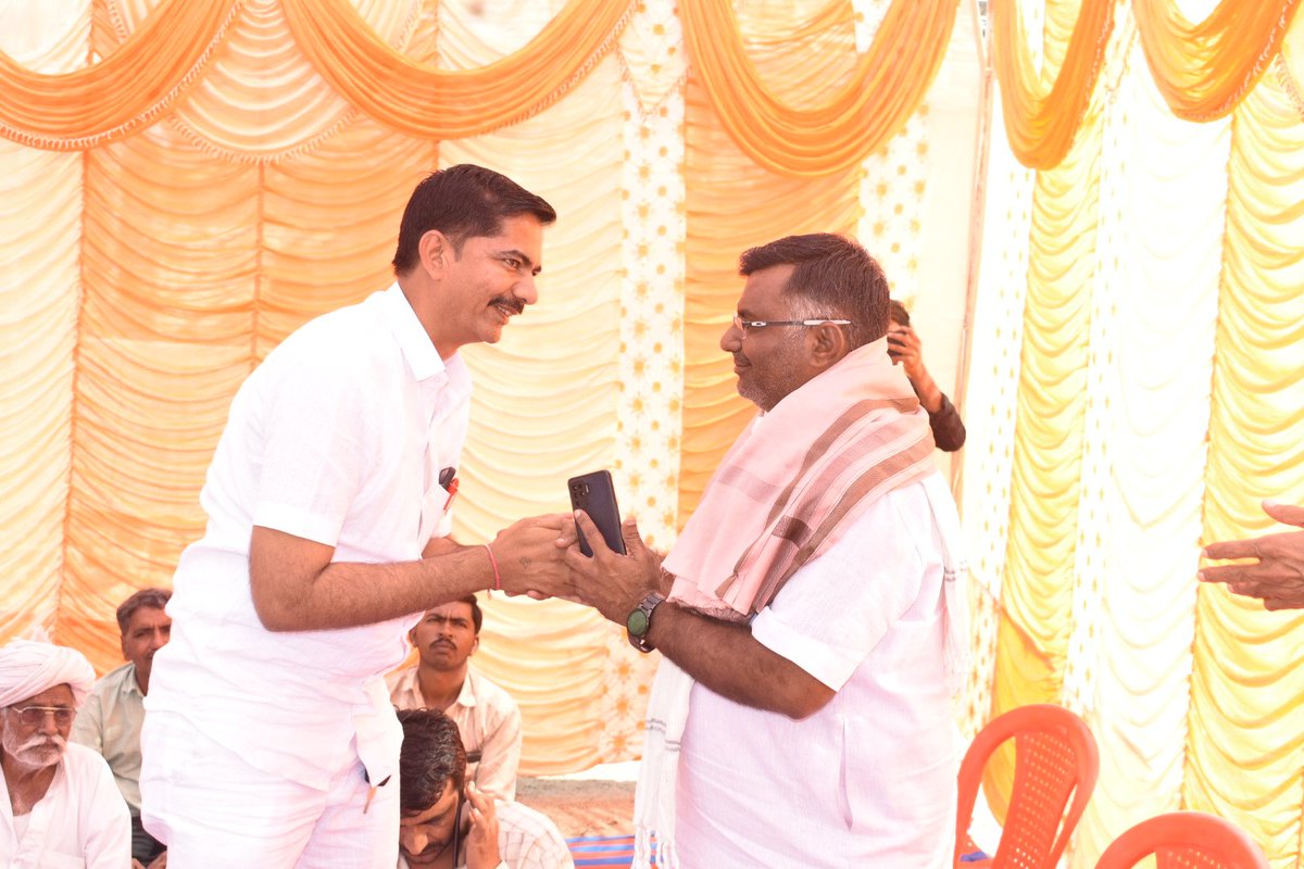AmirambhaiAshal's tweet photo. આજે વાવ વિધાનસભાના લોદ્રાણી, ગોલગામ, આછૂવા, રાછેણા તેમજ વિવિઘ ગામોમાં ગ્રામજનો દ્વારા સ્વાગત તેમજ સાથ અને સહકાર બદલ ખુબ ખુબ આભાર.. https://t.co/BRtMcpxgzx