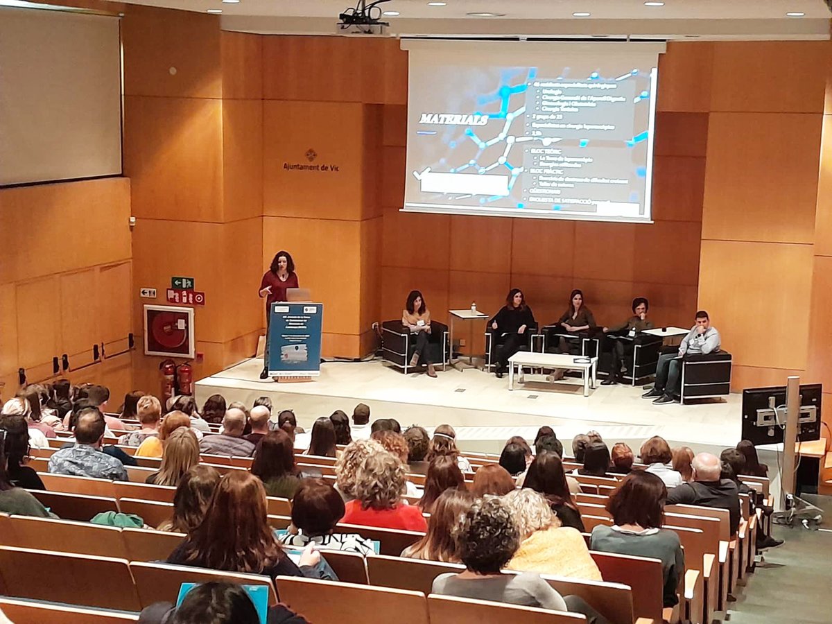 ResidentsCHV's tweet photo. 📸🗣️Presentació de les comunicacions orals seleccionades
#JornadaDocència #FSE #XCDC https://t.co/InKZ1HQCcv