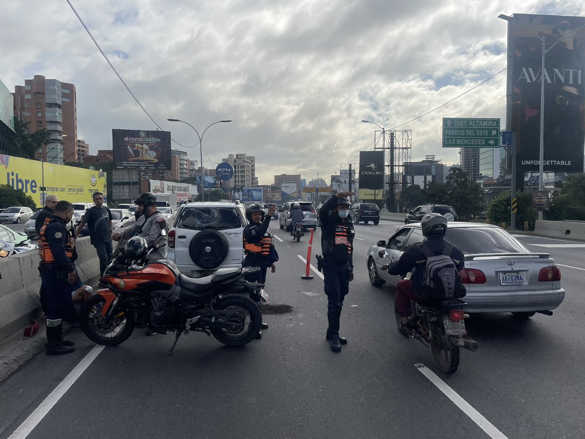 JonathanQuantip's tweet photo. Accidente moto-vehiculo en la autopista Fajardo a la altura de Las Mercedes. Genera cola en el segundo piso para quienes vienen de Plaza Venezuela https://t.co/wSUf3HFEzN