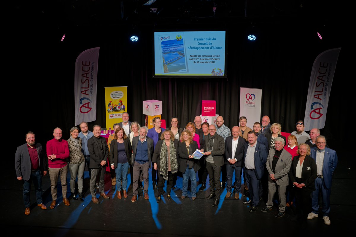 F_Bierry's tweet photo. 💬[CITOYENNETE/BÙRJERSCHÀFT] Les citoyens du Conseil de développement d'#Alsace viennent de me remettre officiellement leur 1er avis officiel ! En juin dernier j'avais saisi le #CoDevAlsace pour participer à l'élaboration du Schéma alsacien de coopération transfrontalière. 🇫🇷🇩🇪🇨🇭 https://t.co/CT3RjTkvor