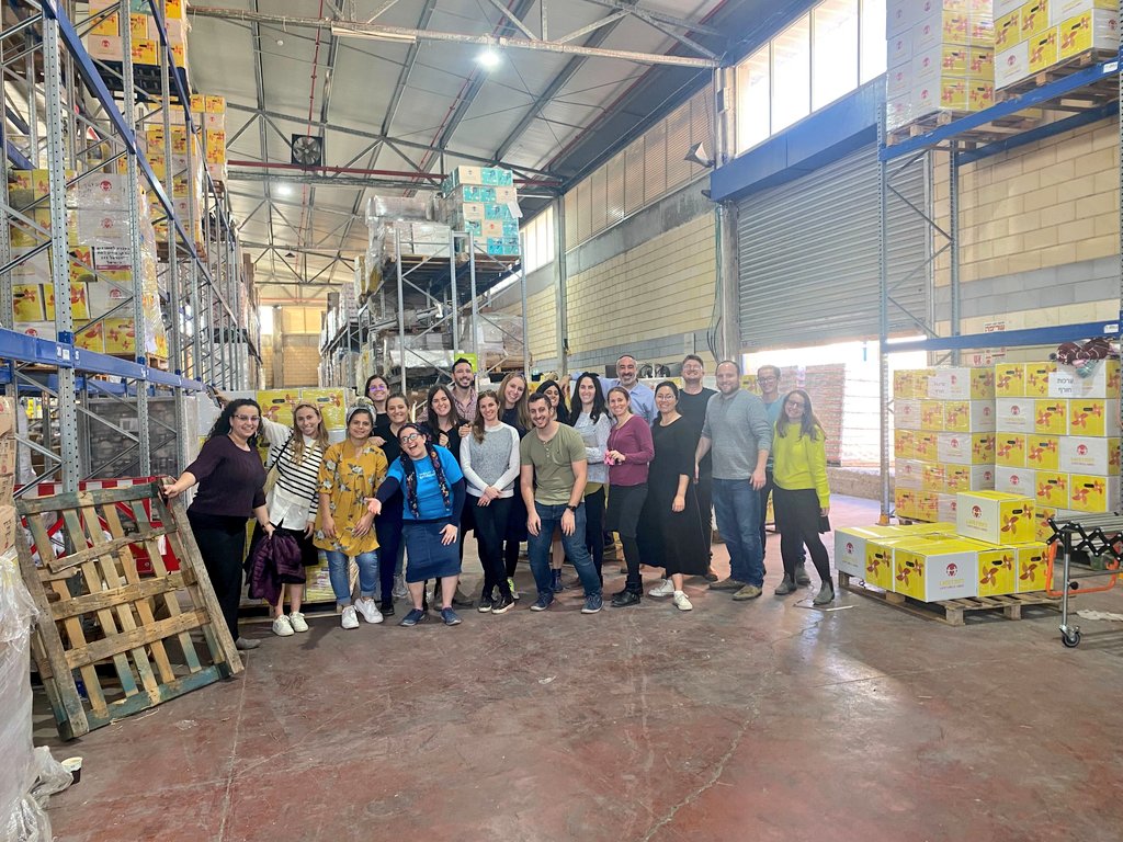 LanC_02's tweet photo. .@FINNPartners #Israel spent the morning packing food parcels for the less fortunate. Time well spent doing important work to help others! 👏🏼🙏 #OneFINN https://t.co/f8UcJhVoRL