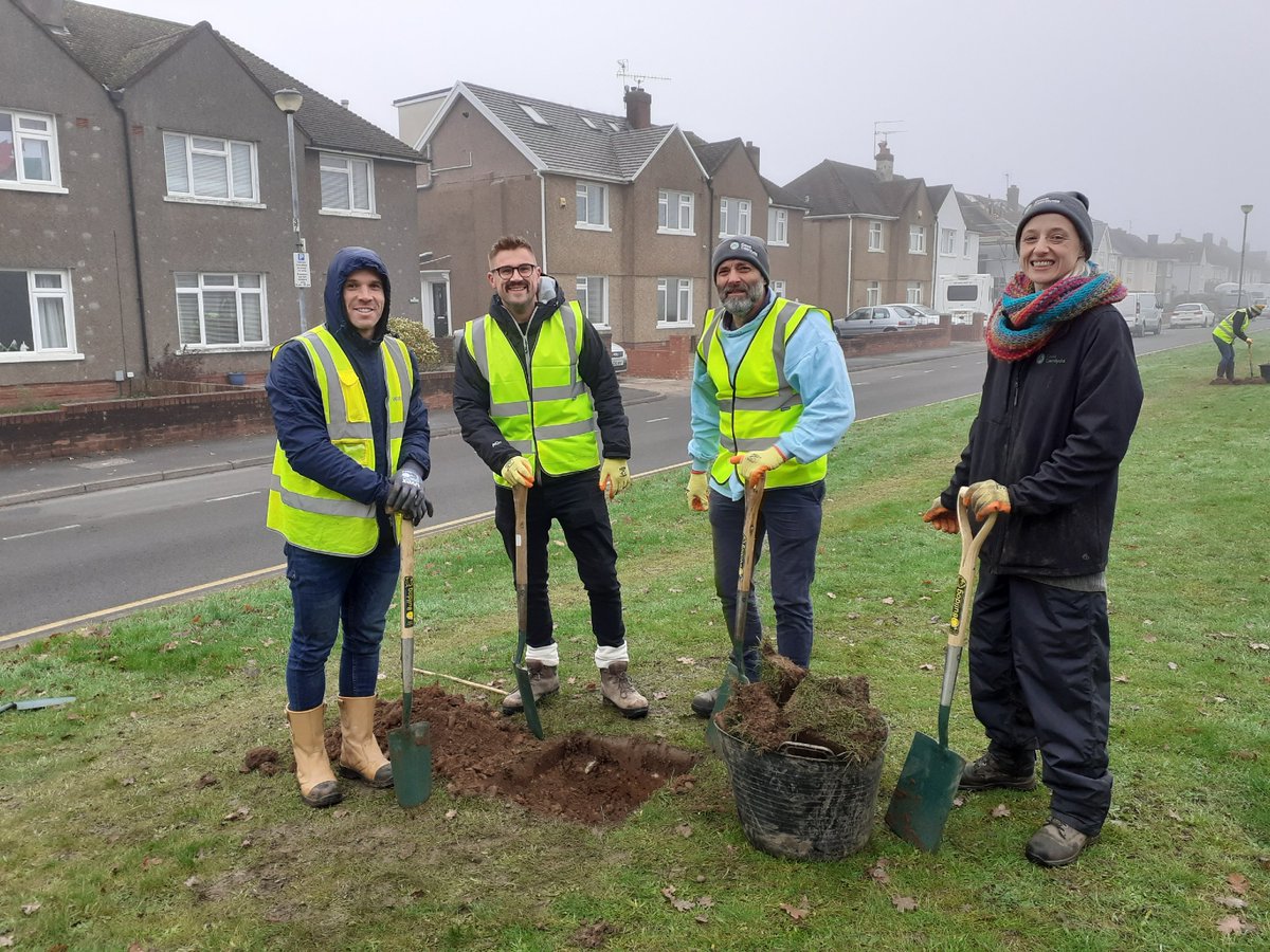 SophieCIA1897's tweet photo. A Huge #thankyou to #Landcraft for #donating 500 transplants, Dan Fudge, Tom James, and Dylan Hammett from @WatesGroup for supporting the @CoedCaerdydd #treeplanting session in #heathpark #cardiff this morning. #watessocialvalue #treeplanting https://t.co/kv71uQmCp1