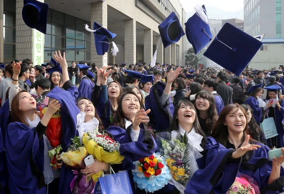 StudyAbroad101's tweet photo. Watching K-drama and listening to K-pop, you can get the full experience by choosing to do your semester abroad in South Korea 🇰🇷  Head on over to our website to answer all your questions on studying abroad ✈️
#abroad101 #studyabroad #studentlife #southkorea #travel https://t.co/IRagP3ZuiM