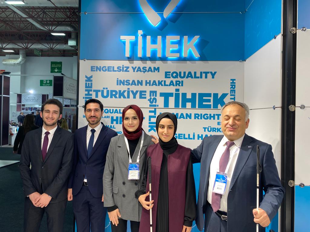 tihek_kurumsal's tweet photo. Sağırlar Gençlik Federasyonu Başkanı İlyas Kavalcı ve Başkan Yardımcısı İrem Karakaya, Darülaceze Başkanı ve Cumhurbaşkanı Danışmanı Hamza Cebeci ve Türkiye Beyazay Derneği Genel Başkanı Lokman Ayva @Eyafexpo'da yer alan standımızı ziyaret ederek Kurumumuz hakkında bilgi aldı. https://t.co/o1787klczd