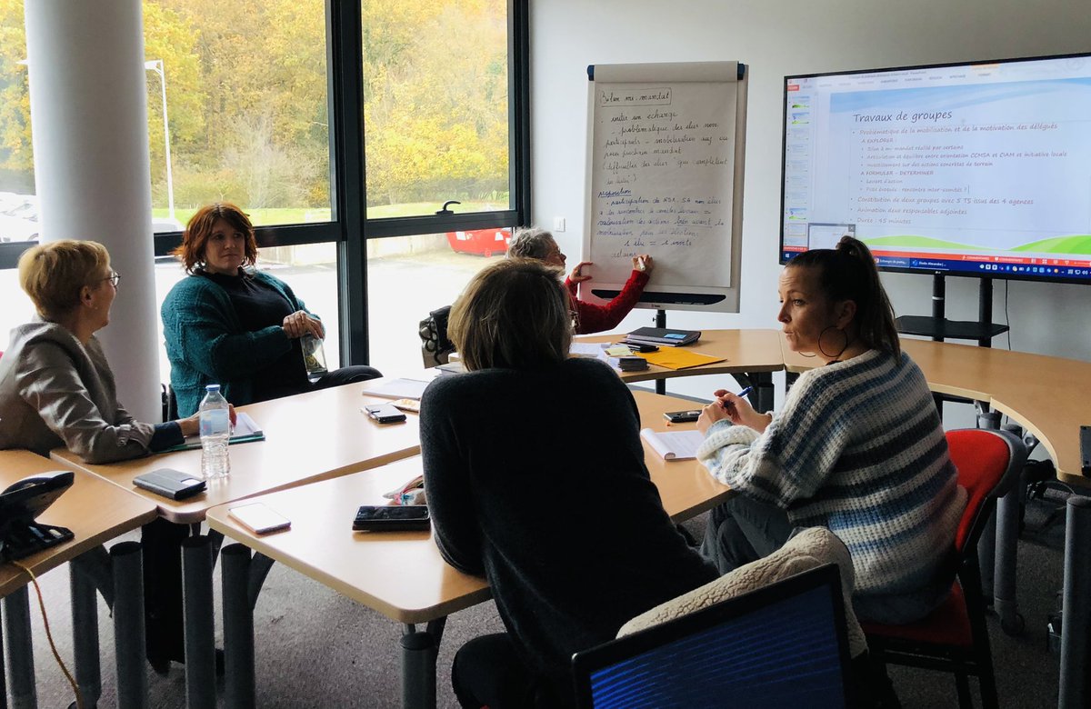 hivert_melanie's tweet photo. Travaux de groupe pour les animateurs de l’échelon local @msa49actu .Réflexion sur les facteurs de motivation et les leviers de mobilisation @GuegadenMorea @pfo5749 @GautierAnne1 @MousseauYvon @FrancoiseLafage @lebimsa https://t.co/GEQ1lWILBw