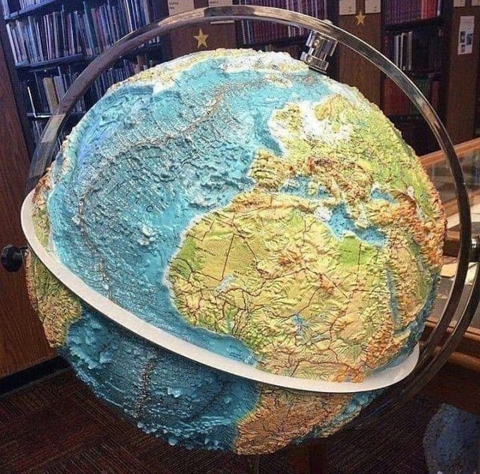 MsCiencia2's tweet photo. Globo terráqueo en alto relieve. https://t.co/NdIXxXO1NV