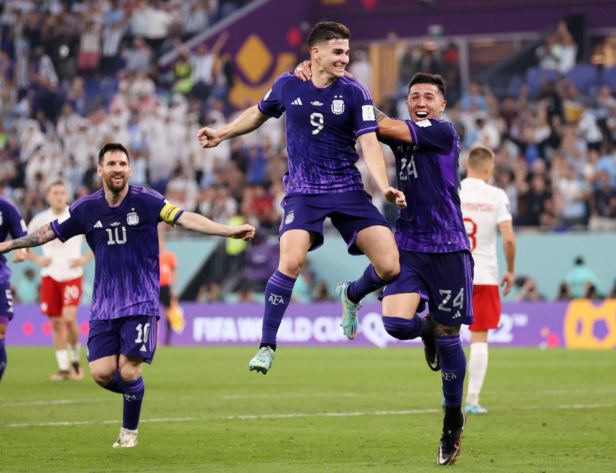 Argentina, revitalizada tras superar los fantasmas en vísperas a México, se impuso por 2 a 0 a Polonia y clasificó primera en el Grupo C.

📌 La vieja guardia y los «flechitas para arriba» advierten que darán pelea 🔖 centrofobal.com/la-vieja-guard…

✍️ Nico Sotomayor