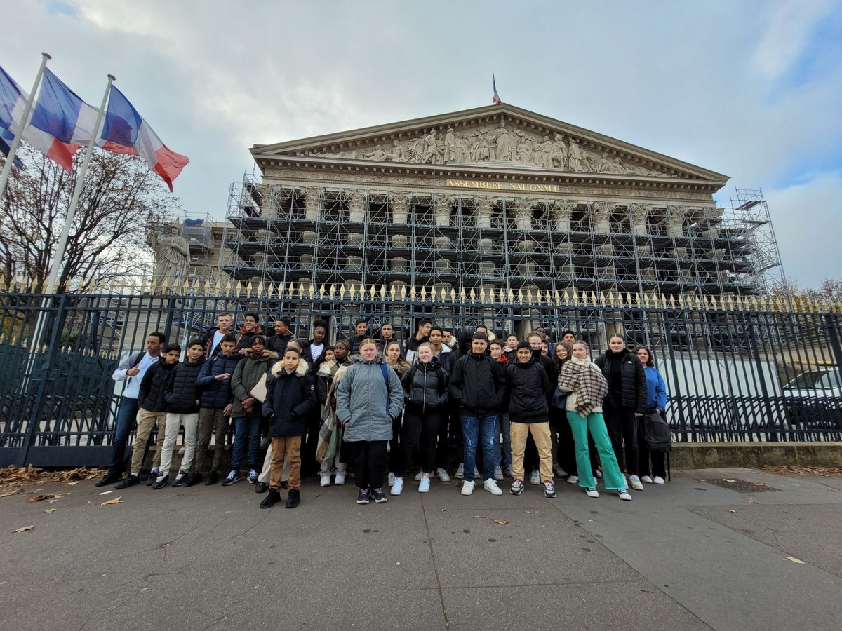 SoissonsCite's tweet photo. Journée exceptionnelle pour nos délégués de 3eme des deux collèges Lamartine et Gérard Philipe
Visite de l'Assemblée nationale et du  Panthéon dans le cadre de leur parcours citoyen https://t.co/todnrGg11K