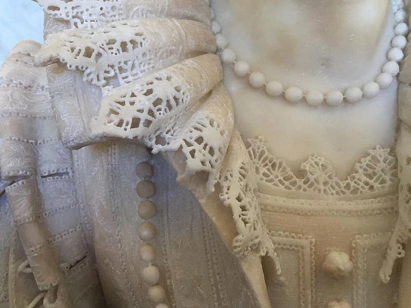 ¿Cómo convertir el mármol en tela?
El escultor barroco Giuliano Finelli parece conseguirlo con el magnífico busto de Maria Duglioli Barberini (1626). Fíjense en la minúscula cuerda del collar... Esta obra maestra se conserva en el Museo del Louvre #FelizJueves #art
