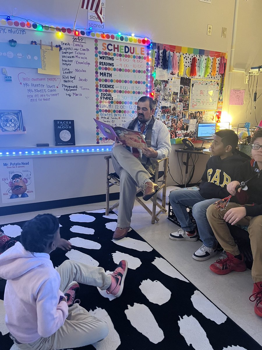 algal126's tweet photo. Our 12 books of Christmas started today and we had @mcclureimpact15 read our 1st Book: The Night Before Christmas by  Clement C. Moore! @Cherrydale_Elem #allincherrydale https://t.co/kDb7CO97vn